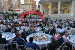 Ümraniye Belediyesi Uygur Türklerini İftar Sofrasında Buluşturdu