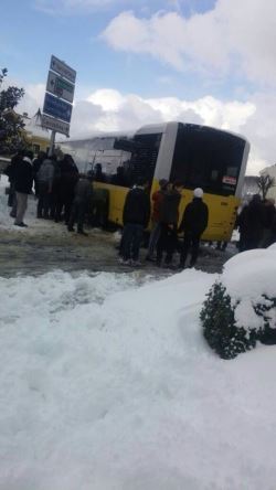 Karda Kayan Otobüsü Kurtarmak Yolculara Kaldı