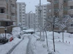 Çekmeköy beyaza büründü. Kar kendini tüm böldege gösterdi