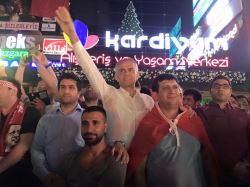 Çekmeköy'lü Vatandaşlar Geceyi Demokrasi Nöbetinde Geçirmeye Devam Ediyor