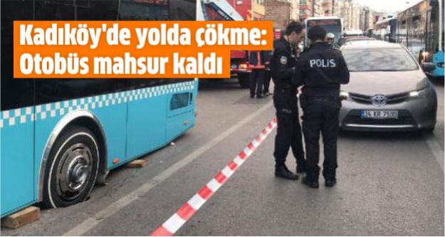 Kadıköy'de yolda çökme: Otobüs mahsur kaldı