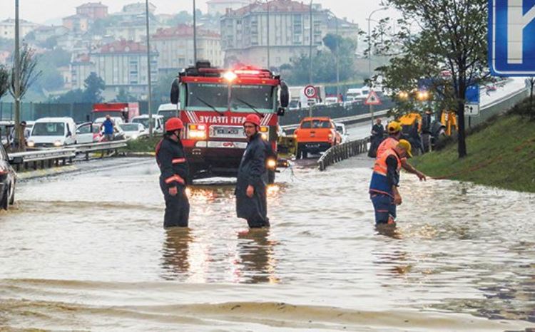 Sonbaharın ilk yağmurunda İstanbul felç