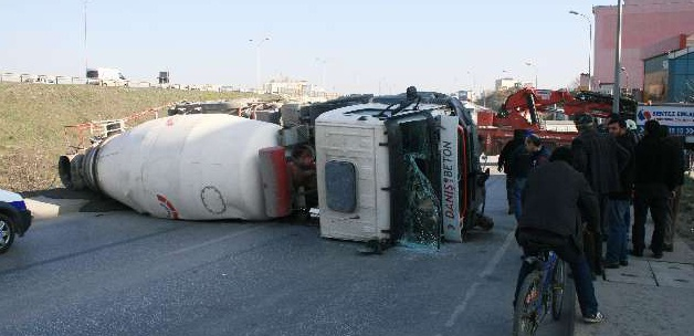 Beton mikseri yola devrildi