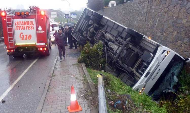 Ümraniye'de Çevik Kuvvet Otobüsü Devrildi